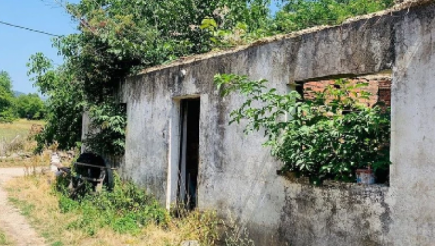 KOMŠIJE SREĐUJU KUĆU BAJE MALOG KNINDŽE! Ostali su bez prozora i krova nad glavom, a sada pevač konačno može da se vrati u rodni kraj!