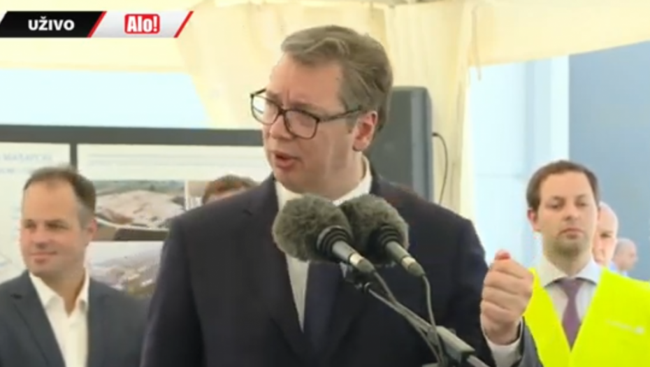 Vučić dok je odgovarao na pitanja novinara, okrenuo se ka Suzani i pitao: Kako se zove ono kad okačite, šta radim s tim...?