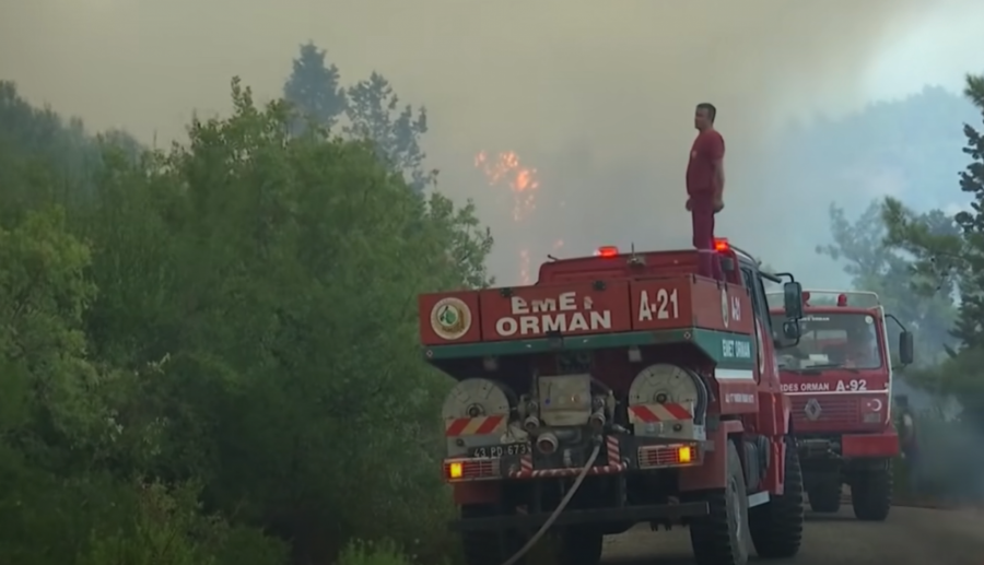 LETOVALIŠTA U PLAMENU! Besne požari u Grčkoj, Turskoj i Italiji, turiste spasavaju čamcima i helikopterima iz hotela! (FOTO, VIDEO)