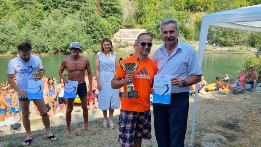 TAKMIČENJE NA NAJLEPŠOJ PRIJEPOLJSKOJ PLAŽI Marko je skočio sa stene visoke 16 metara pravo u Lim i postao pobednik