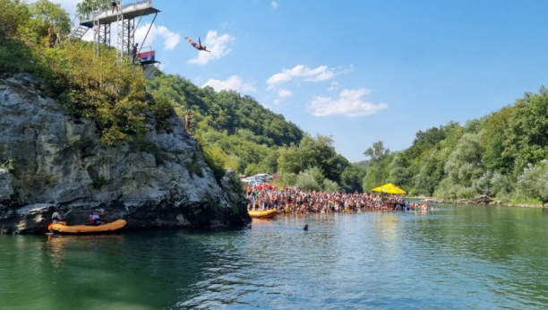 TAKMIČENJE NA NAJLEPŠOJ PRIJEPOLJSKOJ PLAŽI Marko je skočio sa stene visoke 16 metara pravo u Lim i postao pobednik