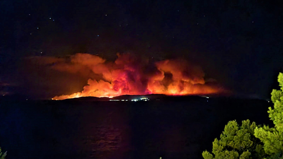 OPASNA BORBA JE U TOKU Vatra guta sve pred sobom, srpski vatrogasci pružaju pomoć iz vazduha (FOTO/VIDEO)