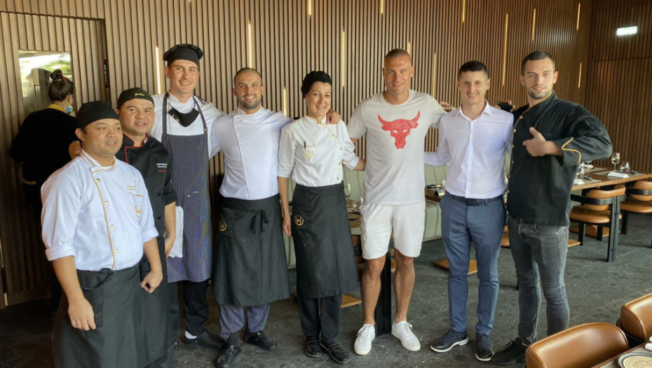 Nemanja Vidić sa porodicom uživao u beogradskom restoranu W Sushi