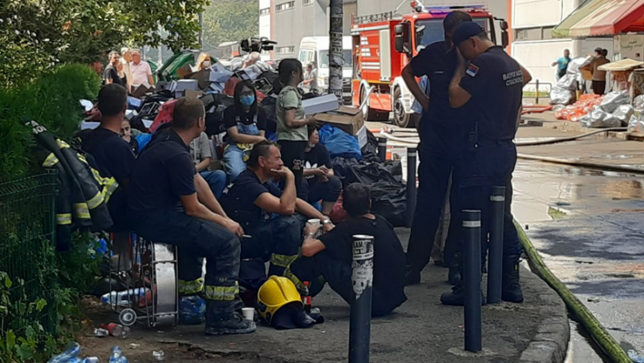 FOTOGRAFIJE SA LICA MESTA Vatrogasci i dalje u pripravnosti, Kinezi pokušavaju da spasu robu, ljudi u neverici gledaju prizor koji je ostao nakon požara