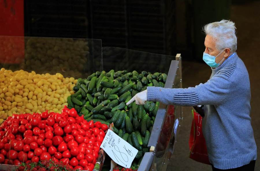 KORPA SVE LAKŠA, A PROIZVODI PAPRENI Cena krompira od 45 dinara do 80, orasi duplo skuplji, u zavisnosti od toga gde ih kupujete...