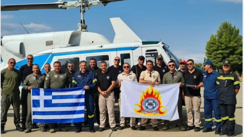 "POSTALI SMO BRAĆA U TEŠKIM TRENUCIMA" Pripadnici Helikopterske jedinice MUP-a Srbije primili plakete u znak zahvalnosti