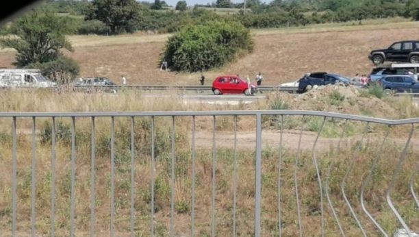 DETALJI UŽASA KOD BUBANJ POTOKA U udesu povređeno troje dece, jedan od automobila probio bankinu! (FOTO)