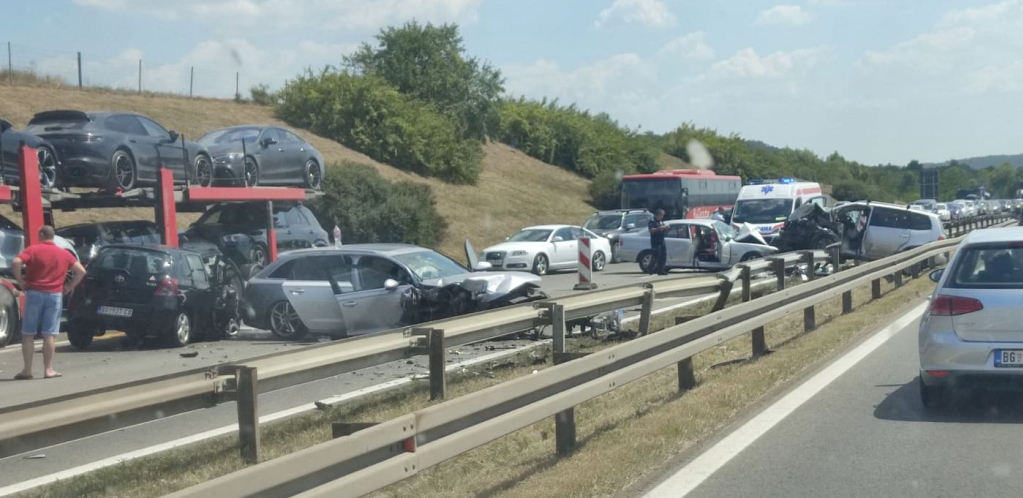 SUDARILA SE ČETIRI VOZILA Saobraćajna nesreća kod Bubanj potoka, dva vozila Hitne pomoći na terenu!