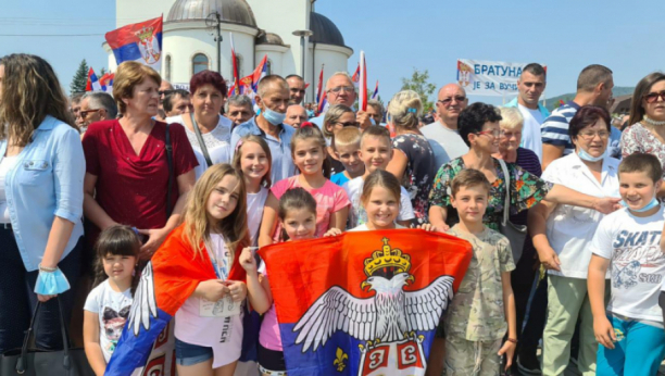 ŽIVELA SRBIJA I najmlađi u velikom broju dočekali svog predsednika!