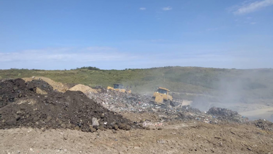 POŽAR U VINČI SKORO DOGAŠEN Bageri i kamioni dovoze zemlju, a evo kakva je sada situacija na deponiji (FOTO)