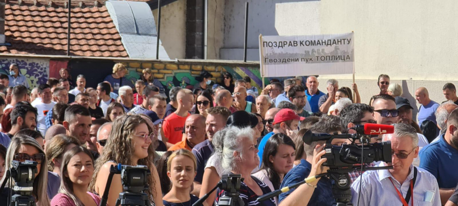 POZDRAV KOMANDANTU Transparent koji su podigli pred Vučićem izazvao pažnju cele Srbije (FOTO)