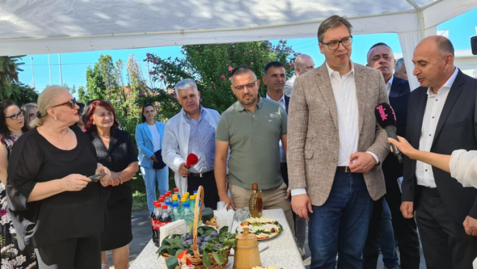 Vučić u poseti mlekari "Lazar" Blace