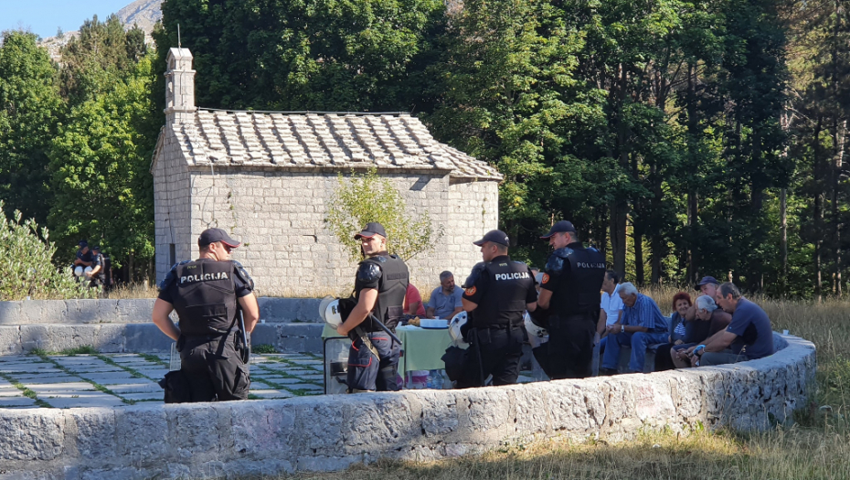 SKANDAL U CRNOJ GORI Miraševi „zaposeli“ Ivanova korita i održali lažnu liturgiju (VIDEO)