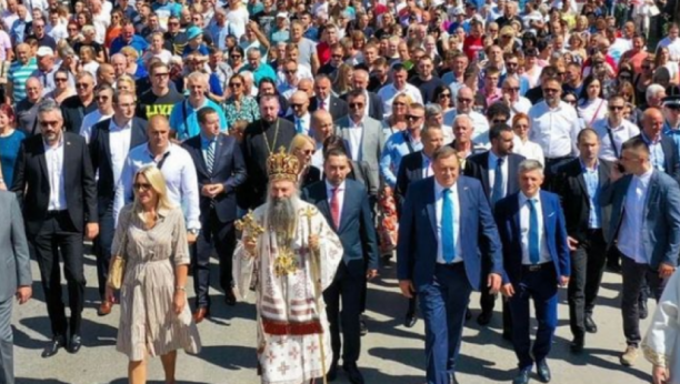 NESTVARAN PRIZOR Patrijarh Porfirije objavio fotografiju, do njega Dodik, a iza njih nepregledna kolona naroda