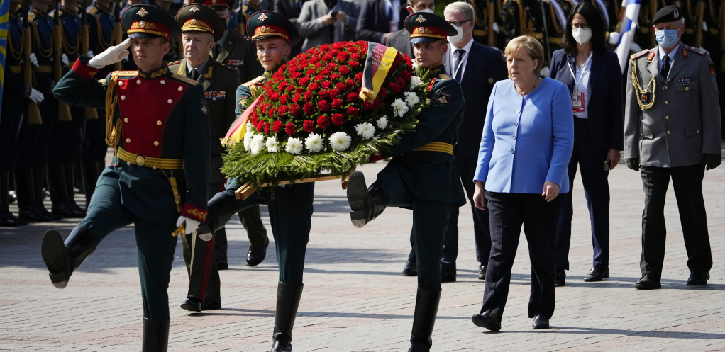 Angela Merkel polaže venac na Grob neznanog junaka