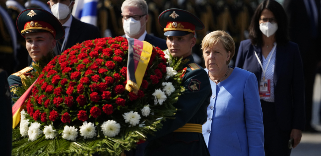 Angela Merkel polaže venacna Grob neznanog junaka