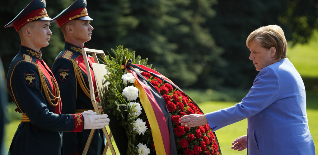 Angela Merkel polaže venacna Grob neznanog junaka