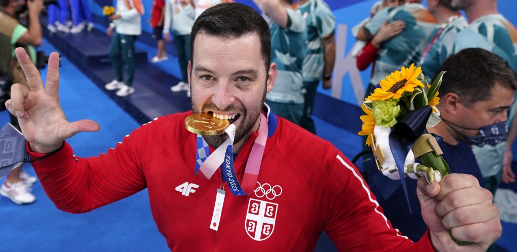 ŠAMPIONI, LJUDSKI I OLIMPIJSKI Patrijarh od zlatnih vaterpolista dobio donaciju za pomoć grčkoj braći (FOTO)