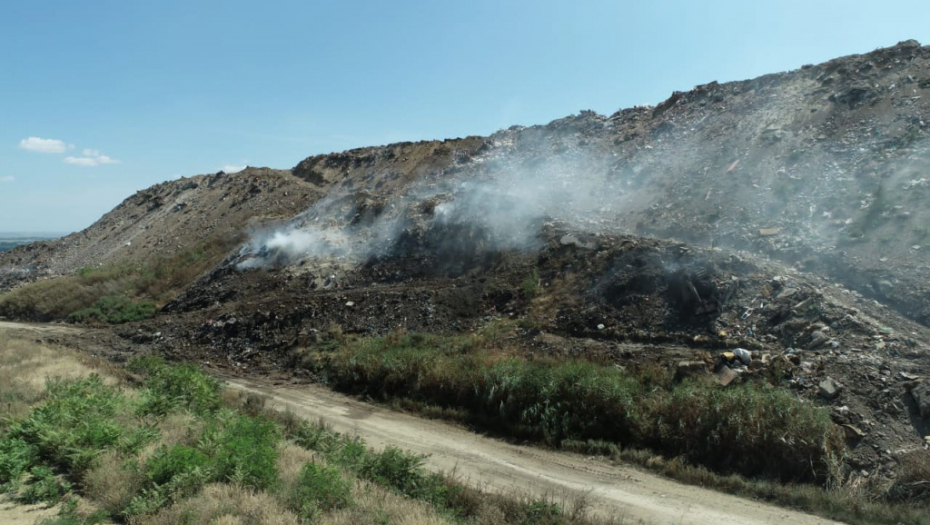 NAKON DVE NEDELJE Požar na deponiji u Vinči u poslednjoj fazi gašenja (FOTO/VIDEO)