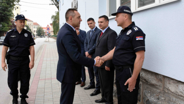 MIINISTAR VULIN U POSETI ČAČKU Zadatak policije mora biti bezbednost ulica i brzo hapšenje svakoga ko počini nasilje!