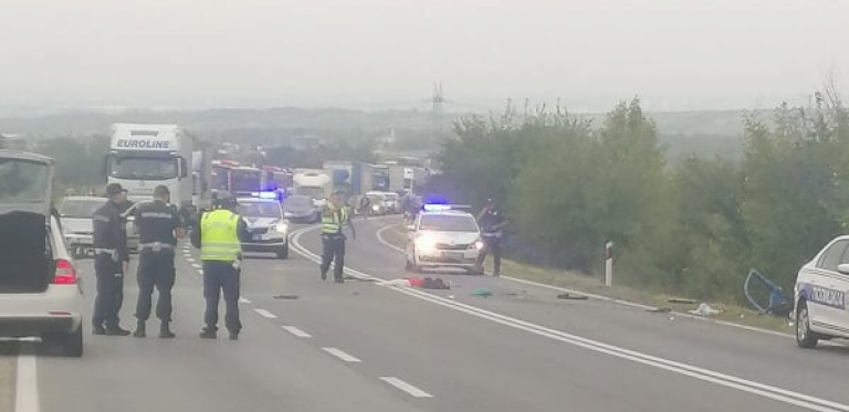 TEŠKA NESREĆA NA IBARSKOJ MAGISTRALI Sudar dva automobila i izletanje sa kolovoza, saobraćaj obustavljen u oba smera! (FOTO)