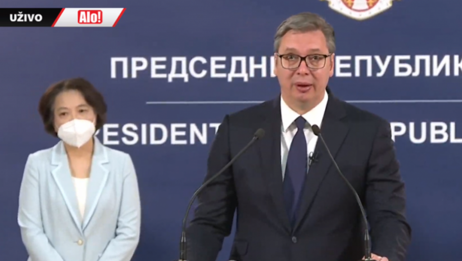 VUČIĆ SASUO GODFRIJU SVE U LICE Izvin'te gospodine američki ambasadore... Šio mi ga Đura! Ni mama im u to ne veruje! (VIDEO)