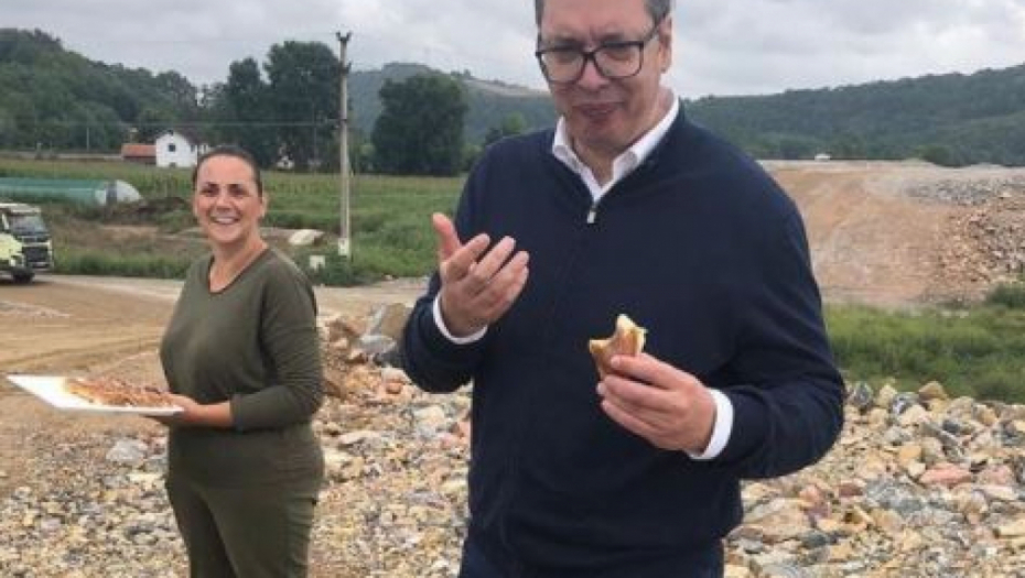 SLAĐANA POČASTILA VUČIĆA KOLAČIMA Oduševljeni predsednik nije mogao da odoli: Vrući, ukusni, prste da poližeš... (FOTO)