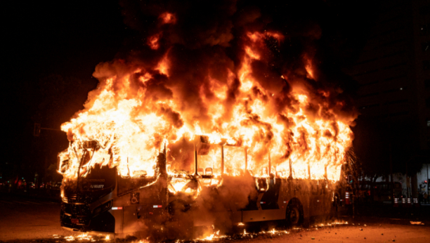 KO PALI NA PALILULI? Gore četiri autobusa! (FOTO/VIDEO)