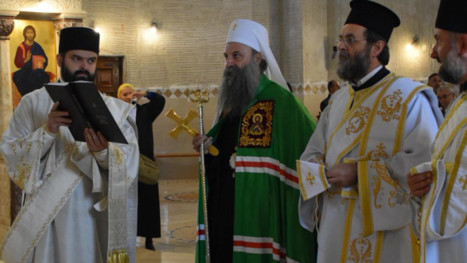 NEDELJNA LITURGIJA PATRIJARHA PORFIRIJA Veliki broj vernika se okupio u crkvi na Novom Beogradu, a među prisutnima je i proslavljeni srpski košarkaš (FOTO)