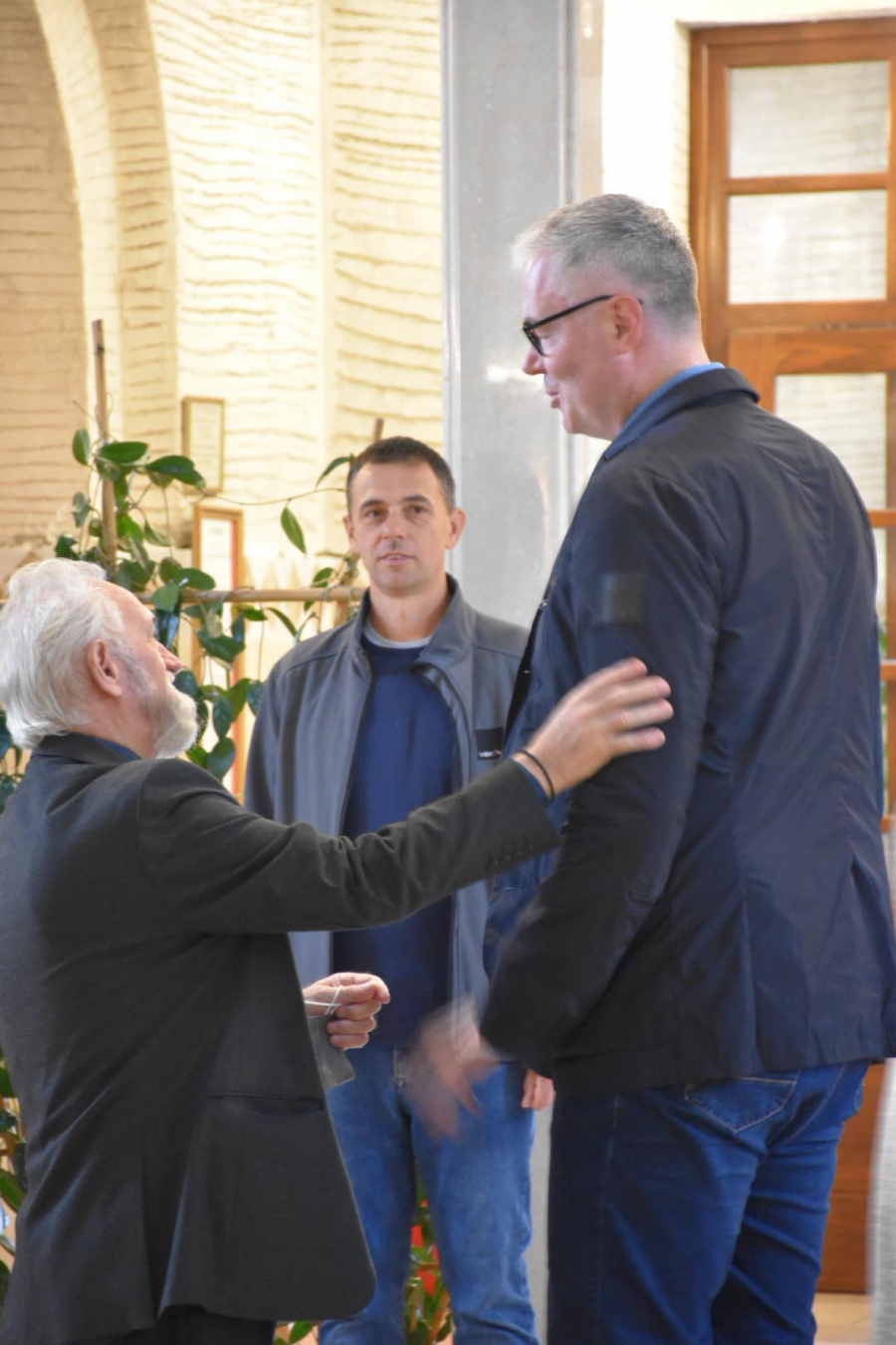 NEDELJNA LITURGIJA PATRIJARHA PORFIRIJA Veliki broj vernika se okupio u crkvi na Novom Beogradu, a među prisutnima je i proslavljeni srpski košarkaš (FOTO)