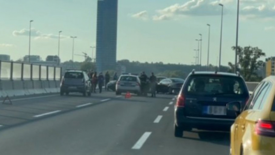 SAOBRAĆAJNA NESREĆA NA ADI Tri automobila slupana, policija na terenu