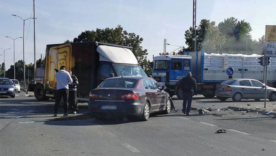 UDES U PANČEVU Sudarili se kamion i automobil, saobraćaj se odvija otežano