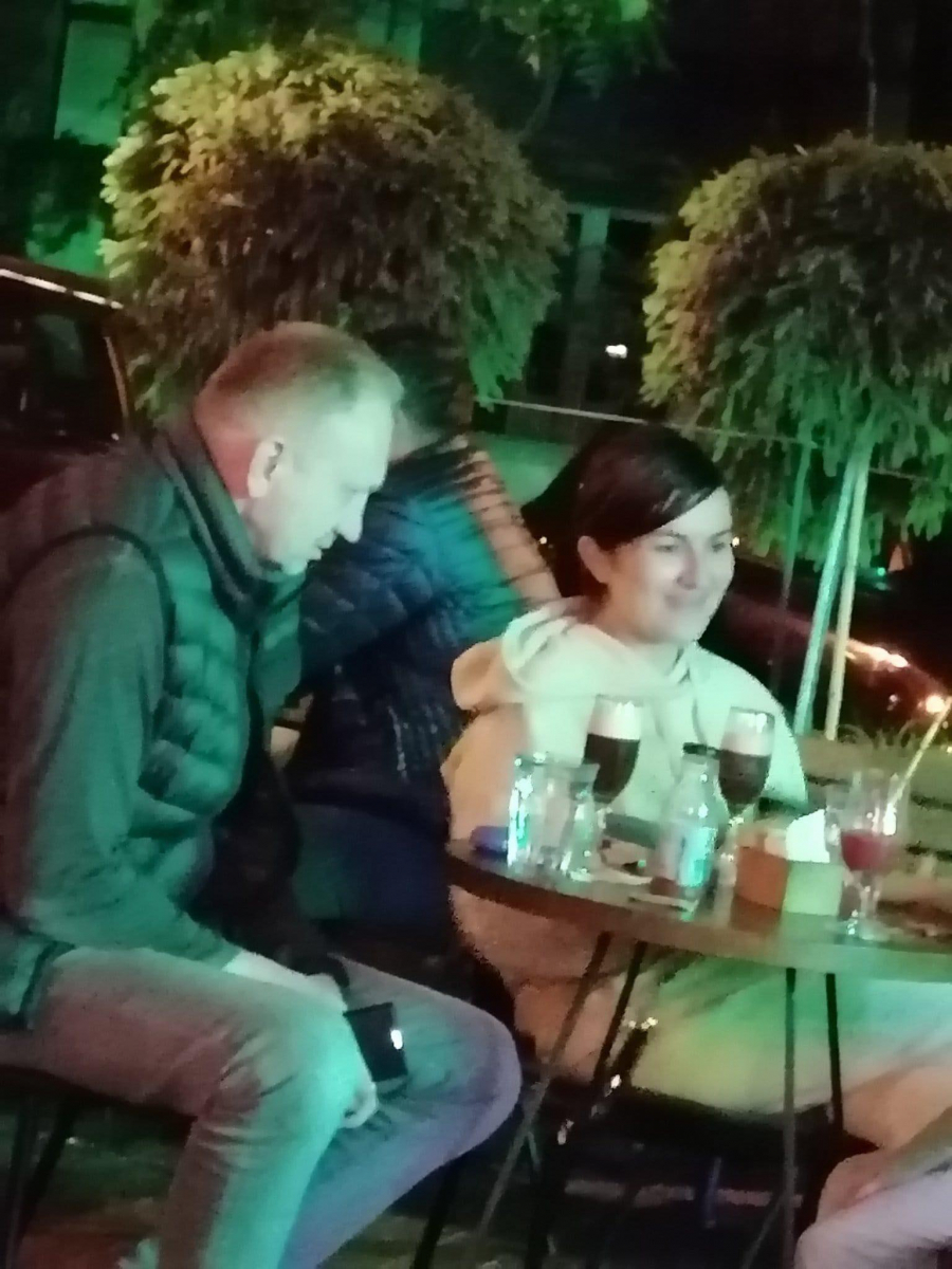 NOĆNI KOLEGIJUM NA VRAČARU O da li je to Jelena Obućina sa Draganom Đilasom ili nas oči varaju?! (FOTO)