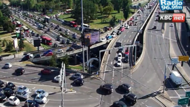 OGROMNE GUŽVE U SVIM PRAVCIMA Na Gazeli se mili, na auto-putu zakrčenje, a evo gde su najgore tačke