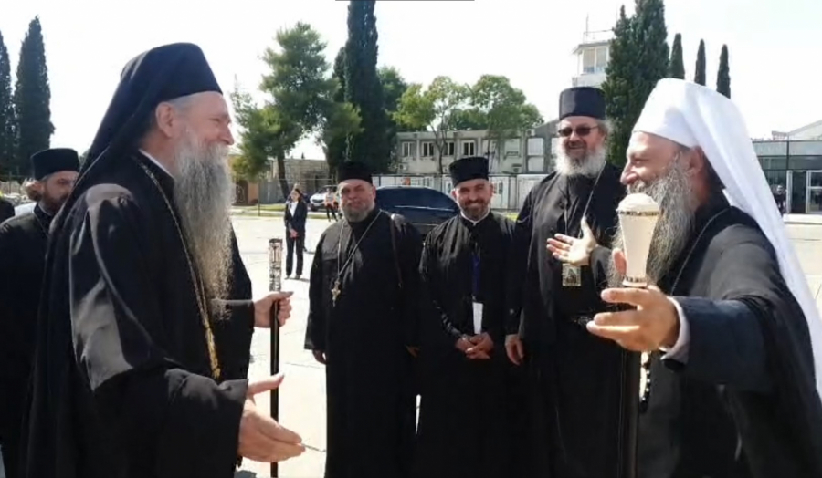 BRATSKI SUSRET PATRIJARHA I MITROPOLITA Širok osmeh i bratski zagrljaj dvojice crkvenih velikodostojnika! (VIDEO)