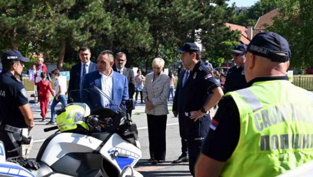 MINISTAR VULIN U OŠ DESPOT STEFAN LAZAREVIĆ Usporite pored škole, bezbednost dece je prioritet!