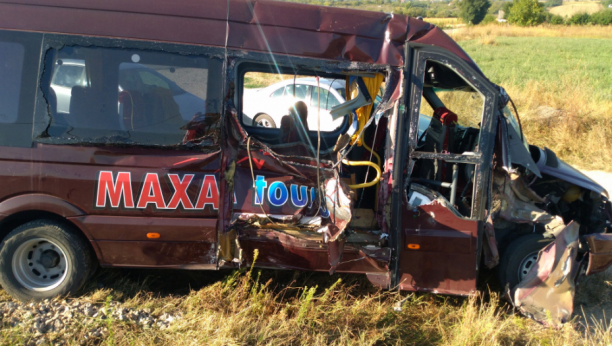 STRAVIČNA NESREĆA NA PRUŽNOM PRELAZU Voz potpuno smrskao autobus, prve fotografije sa mesta nesreće