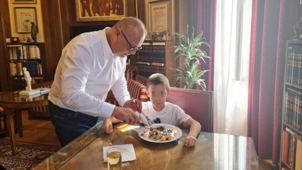 OVO JE MALI KOSTA, VESIĆEV NAJVEĆI FAN Dečak mu došao u goste, jer prati svaki njegov nastup! Vesić mu seckao palačinke(VIDEO)