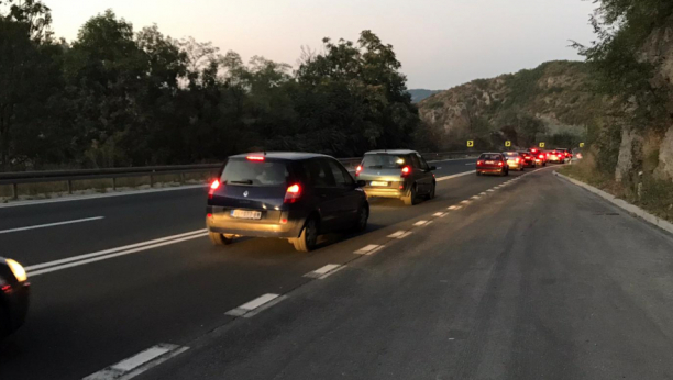 SAOBRAĆAJNI KOLAPS U ZAPADNOJ SRBIJI Formirane kilometarske kolone automobila, putuje se duplo duže (FOTO/VIDEO)