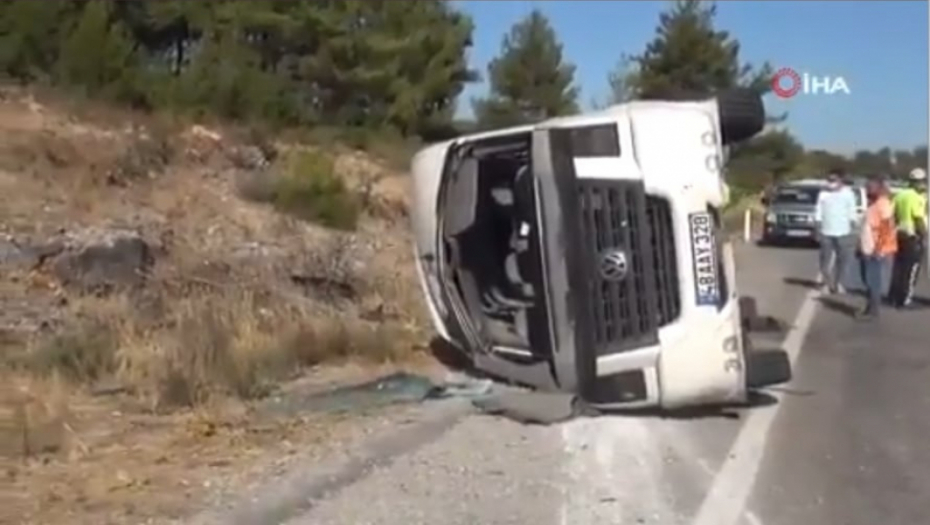 TEŠKA SAOBRAĆAJNA NESREČA U TURSKOJ Sudar turističkog autobusa i školskog minibusa