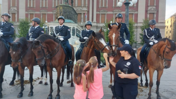 EMOTIVNI TRENUCI SA DANAŠNJE CEREMONIJE Devojčice oduševljeno prilazile policijskoj konjici (FOTO)