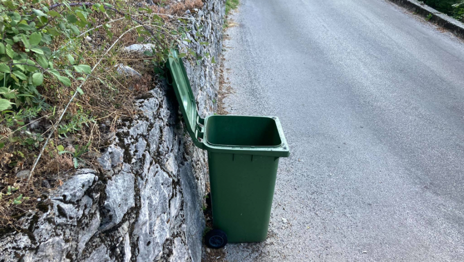 UŽASNE SCENE KOD MANASTIRA OSTROG Ljudi vršili nuždu i bacali smeće ispred svetinje (FOTO/VIDEO)