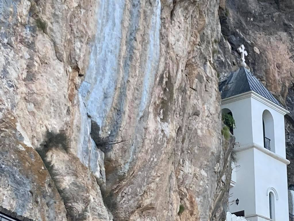 AKO KRENETE NA OSTROG, OVA PRAVILA MORATE POŠTOVATI Evo ko ne može da uđe u manastir