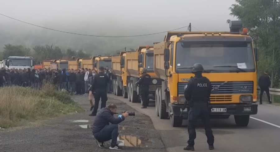 VUČIĆA PITALI KO JE REŽIRAO AKCIJU NA KOSOVU ROSU do zuba naoružani udarili na goloruke mladiće