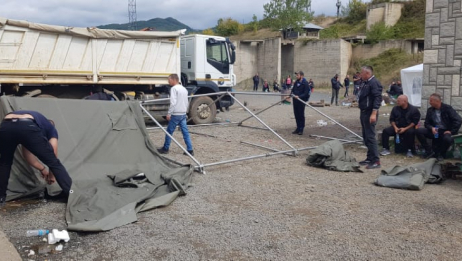 Posle sednice Saveta za nacionalnu bezbednost, Srbi započeli akciju na Jarinju, spremno čekaju noć! (FOTO)