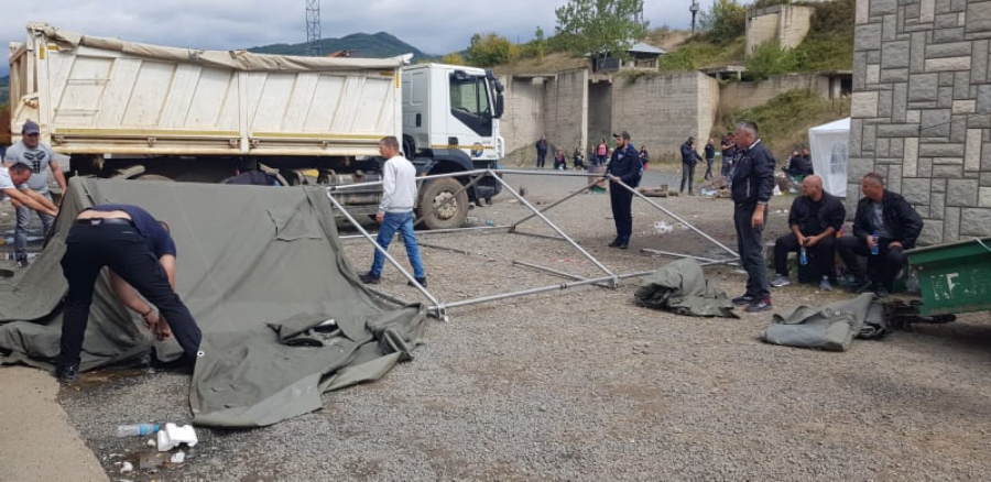 Posle sednice Saveta za nacionalnu bezbednost, Srbi započeli akciju na Jarinju, spremno čekaju noć! (FOTO)