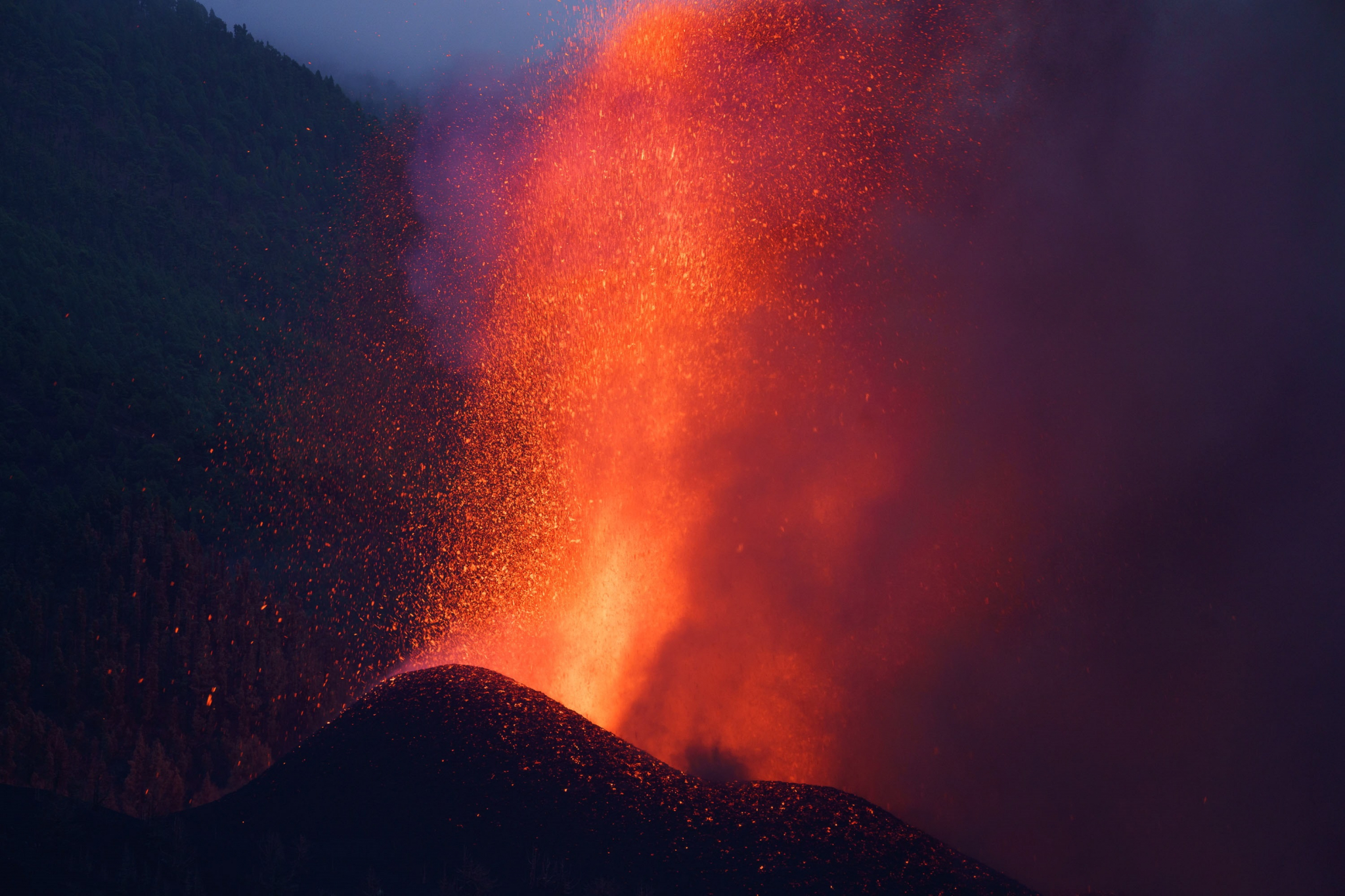 LAVA STIGLA DO OKEANA Stanovnici Kanarskih ostrva se zatvorili u kuće, preti opasnost od štetnih gasova