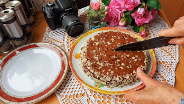 OČARAVAJUĆI RECEPT IZ BAKINE KUHINJE: Čokoladni kolač, fantastičan miris i ukus (VIDEO)