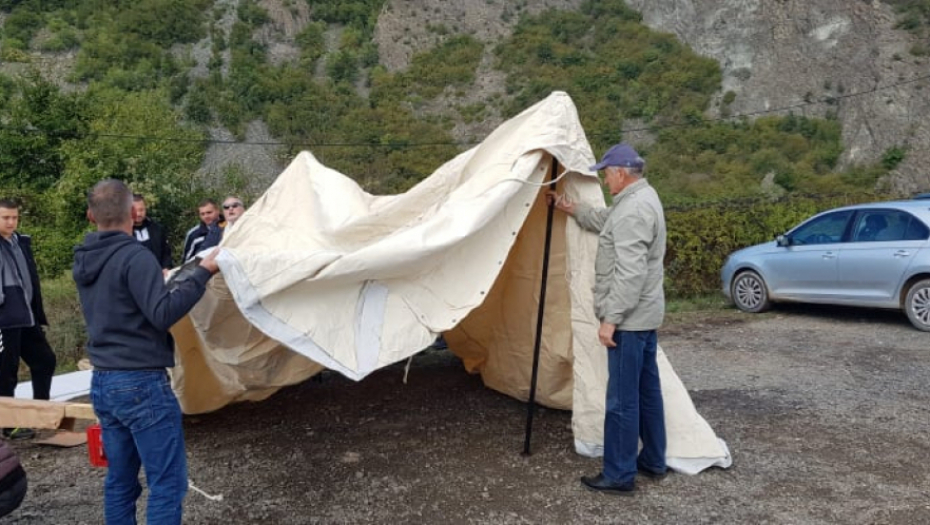 SRBI NA JARINJU NE ODUSTAJU Postavljaju šatore, a za Prištinu imaju novi zahtev!