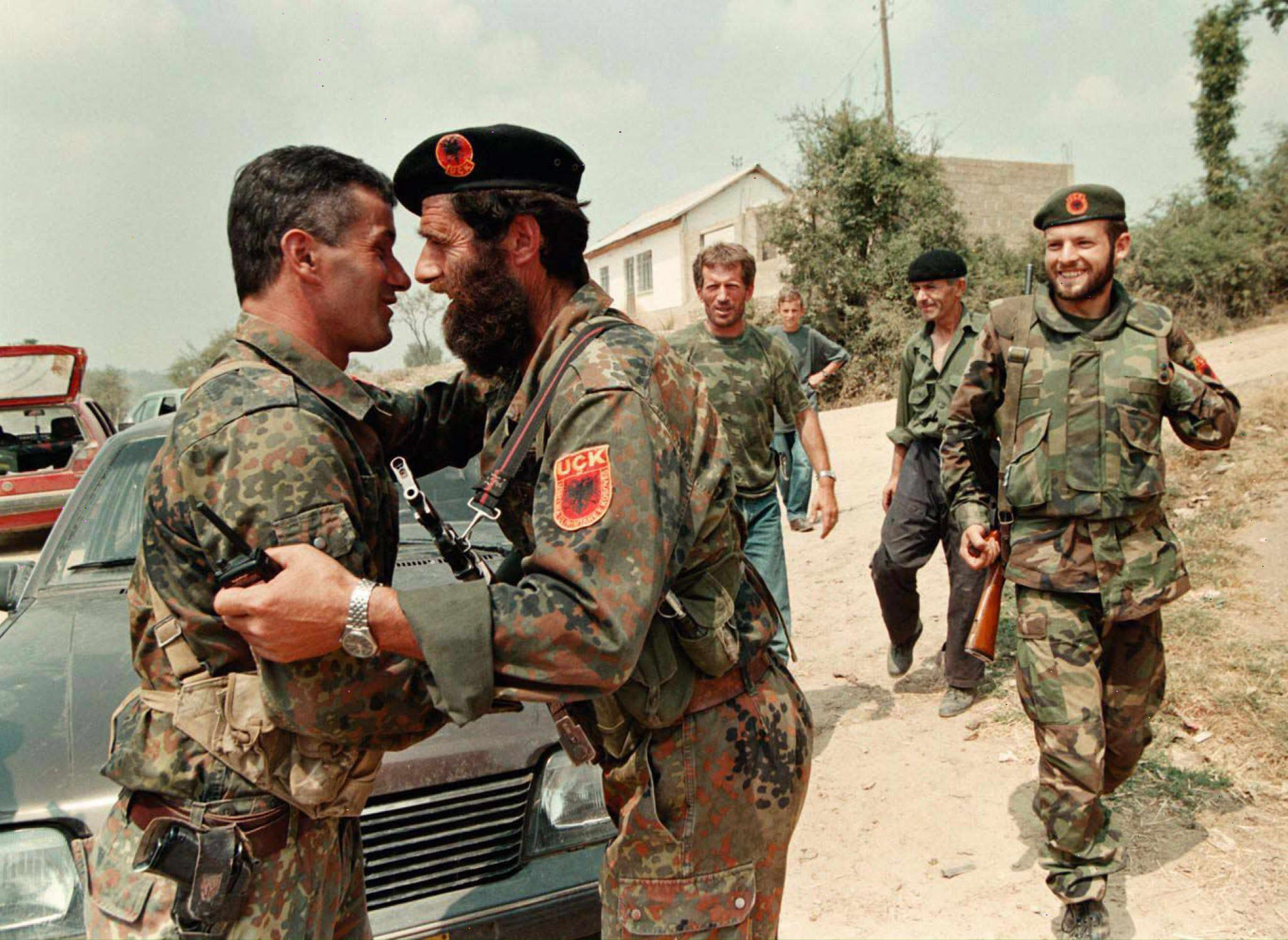 Хорваты мусульмане. Албанские боевики в Косово 1999. Сербская армия в Косово 1999. Албанцы солдаты Косово.